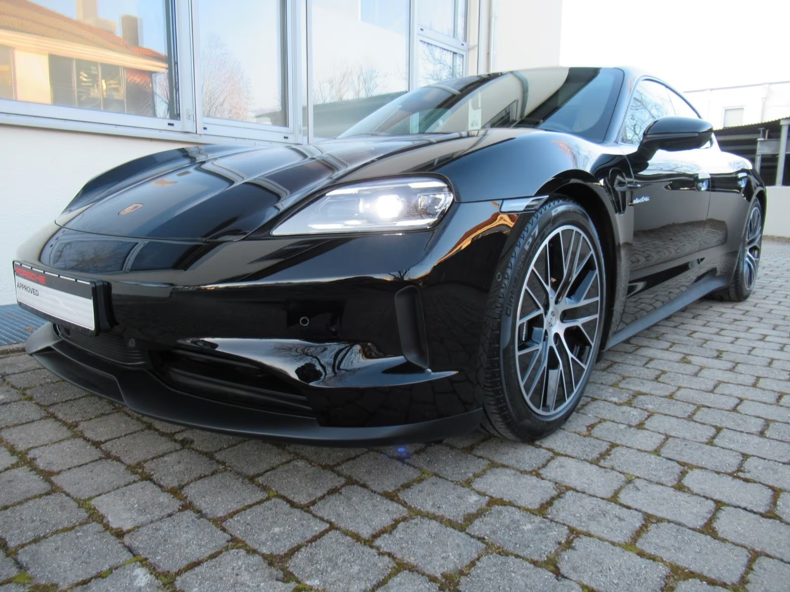 Porsche_Taycan_2025_004.jpg
