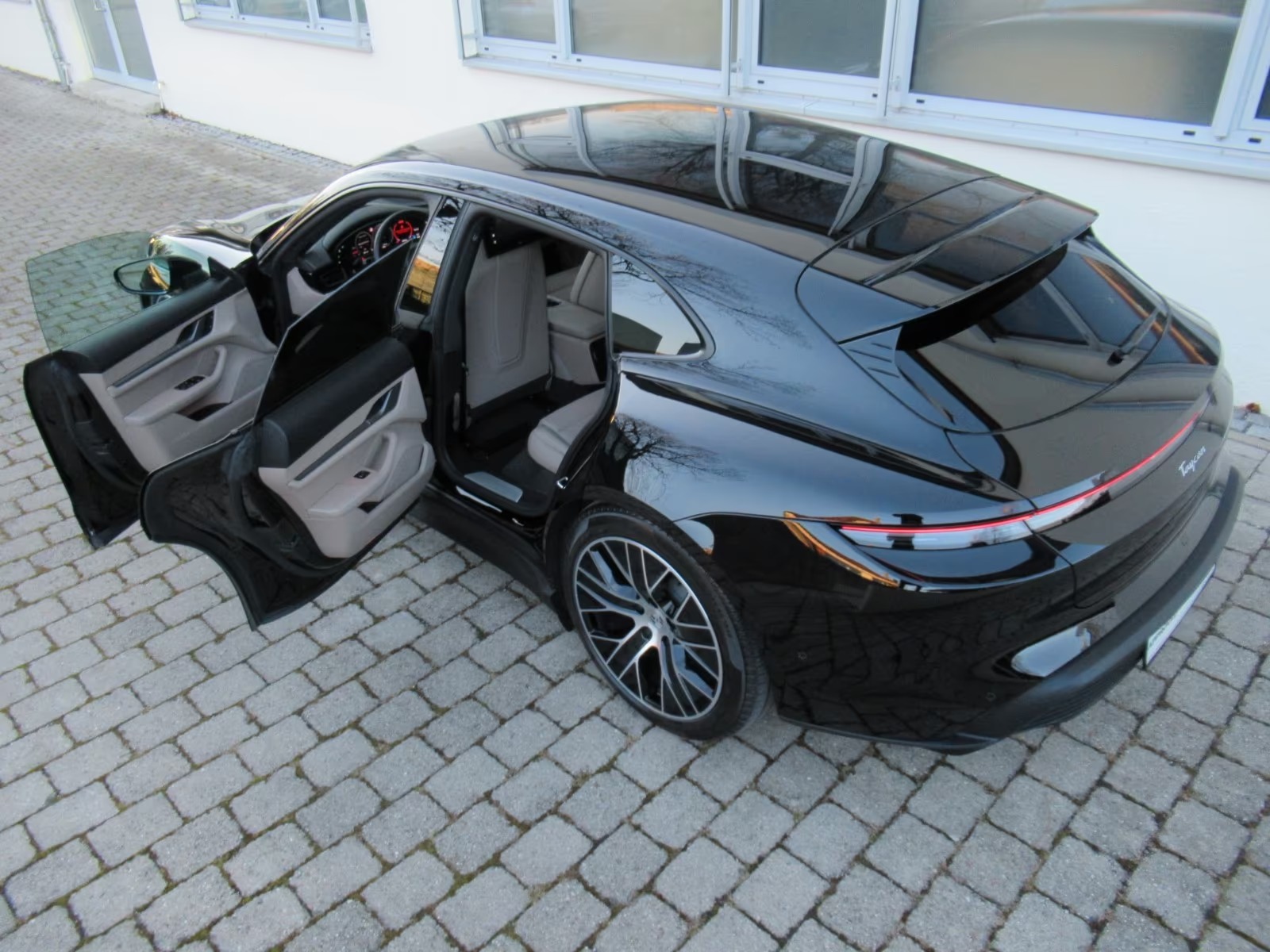 Porsche_Taycan_2025_009.jpg